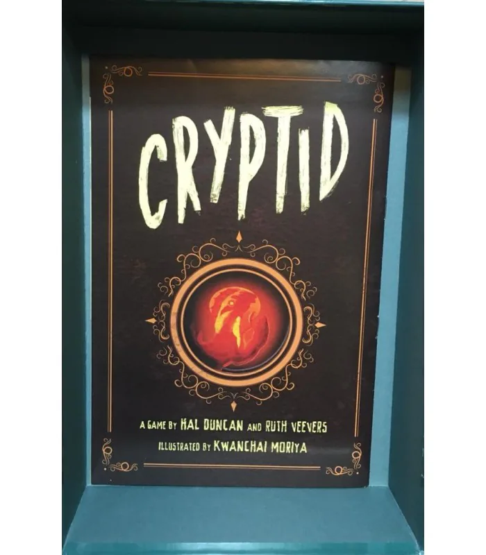 کتاب سرنخ بازی Cryptid، ایستاده در کف جعبه