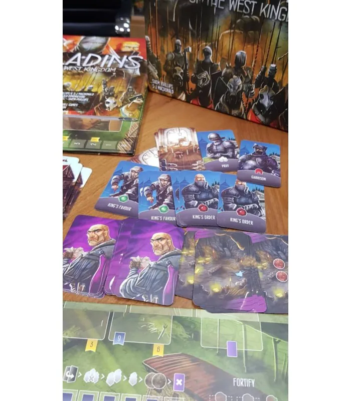 جعبه بازی Paladins of the West Kingdom پشت کارت‌های فرمان پادشاه و صفحه بازیکن