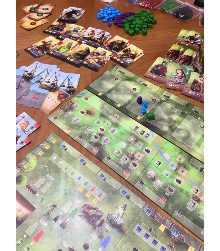 دو صفحه بازیکن بازی Paladins of the West Kingdom، چیده‌شده برای شروع در کنار کارت‌ها و مهره‌ها
