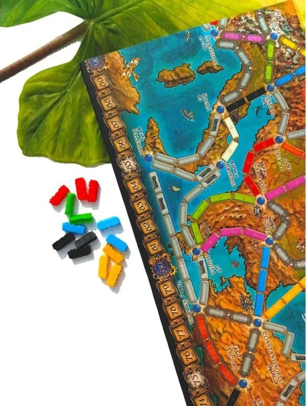گوشه‌ای از نقشه اروپا در بازی Ticket to Ride: Europe با مسیرهای رنگی و چند واگن کنارش